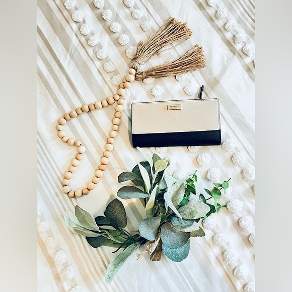 kate spade Handbags - 🤎🖤Neutral Kate Spade wallet🤎🖤